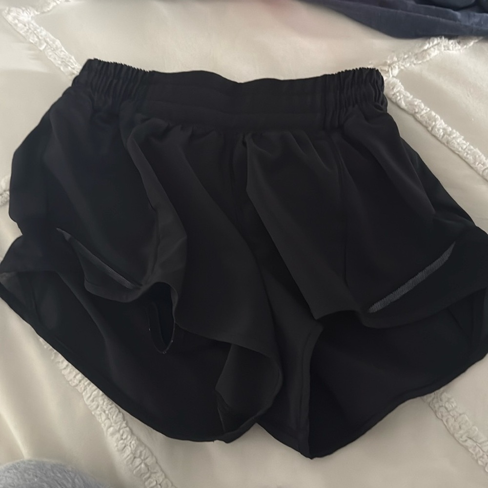Lululemon Low Rise Hotty Hot Shorts 2.5